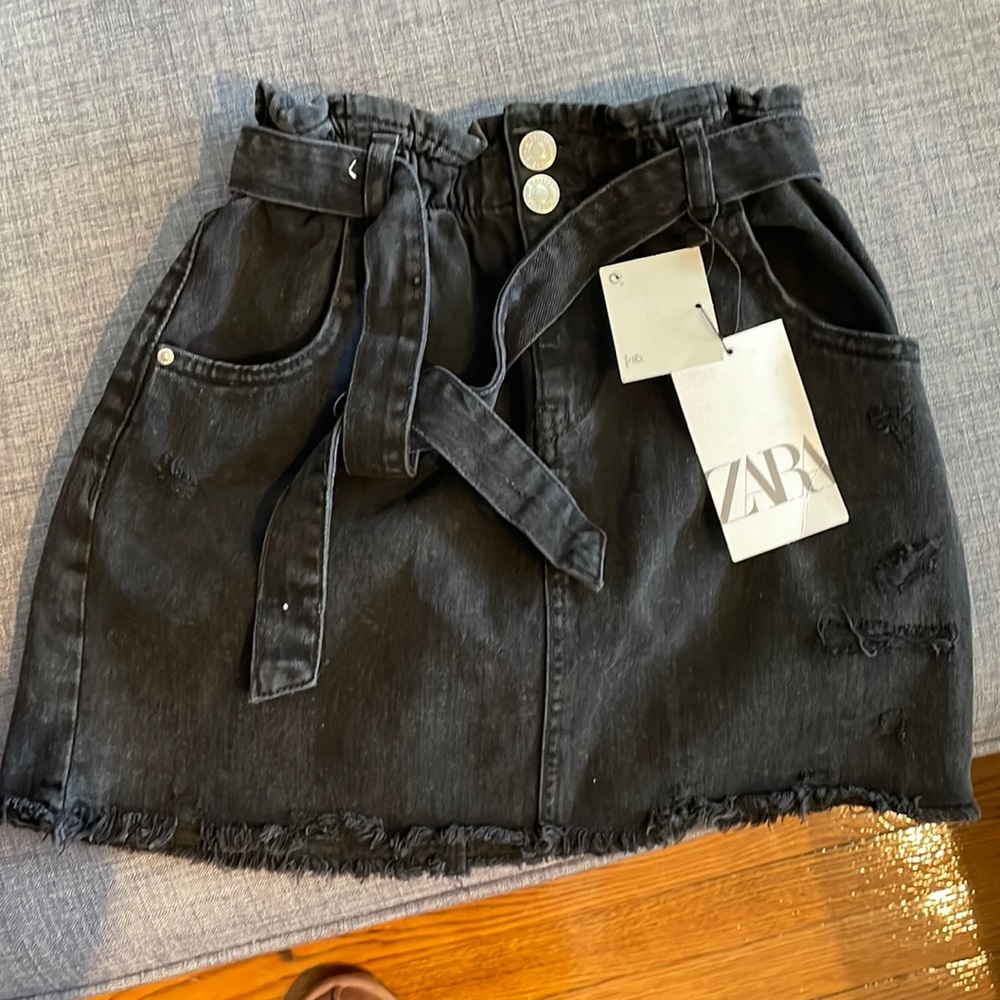Girls skirt size 9. NWT. Zara